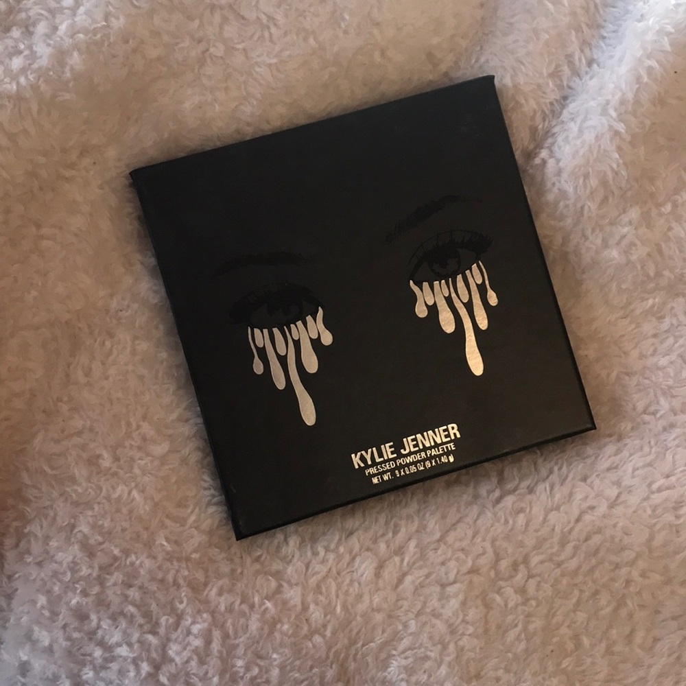 Kylie Jenner burgundy palette